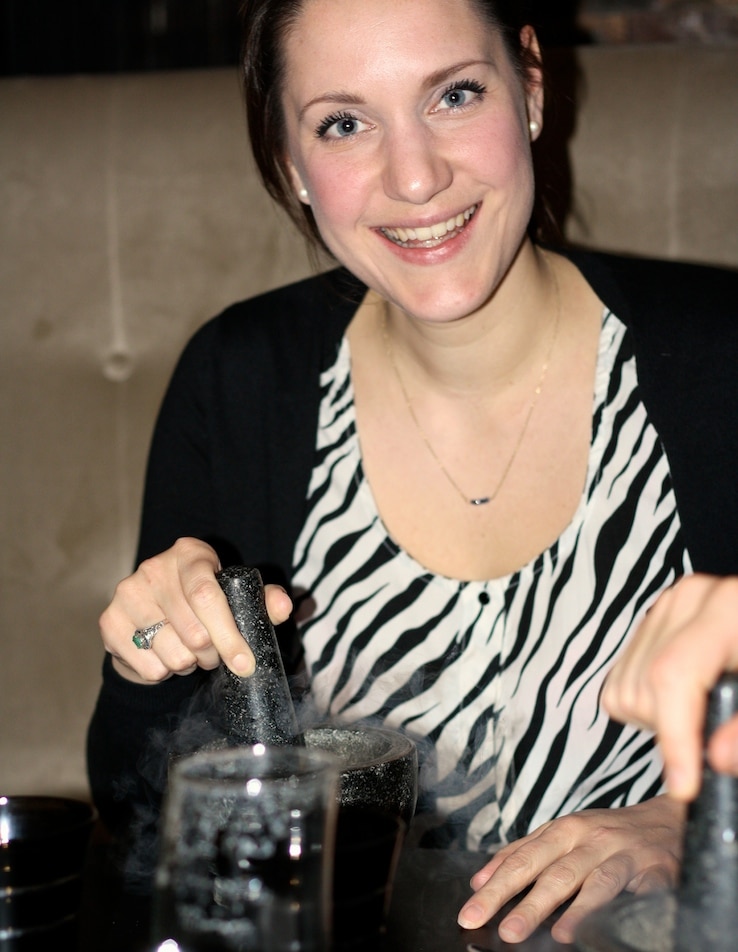 Halverwege het menu neutraliseren we onze smaakpapillen met kruiden en stikstof in een vijzel, waar vervolgens een beetje ijs bij gaat. Nina kan heel goed vijzelen ;-)