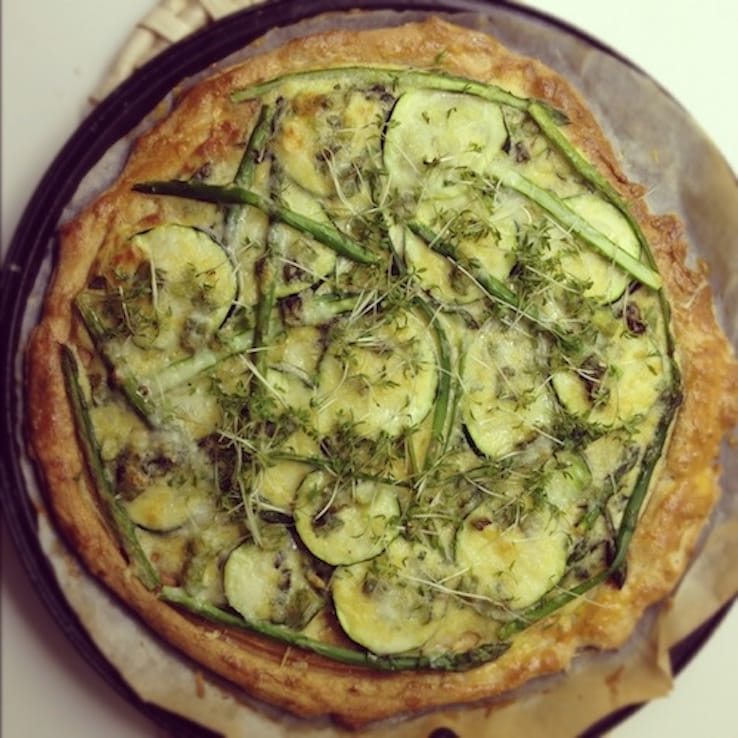 Deze bladerdeegpizza met veggies is helemaal lente-proof