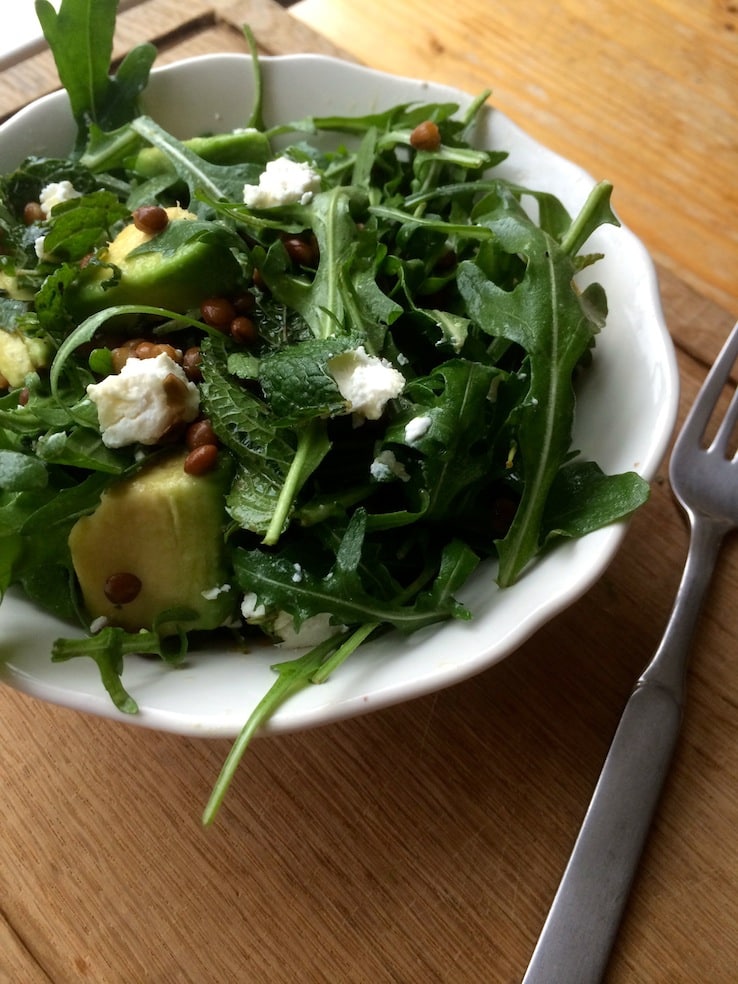 Linzensalade met avocado en geitenkaas