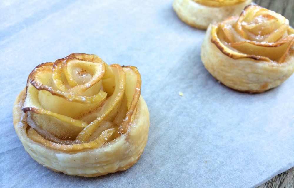 Appelroosjes van bladerdeeg