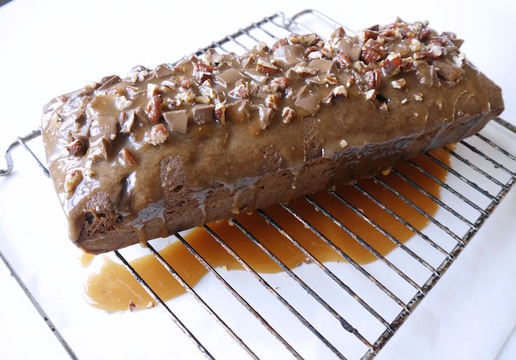 ROLO CAKE MET KARAMEL TOPPING