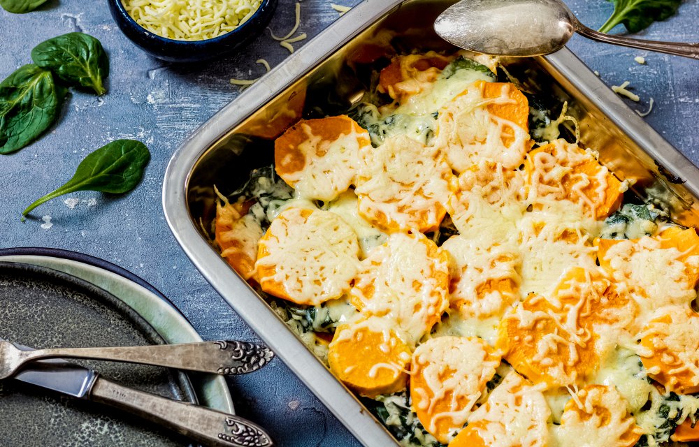 zoete aardappelschotel met spinazie