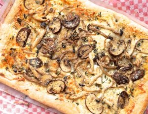 Plaattaart met bospaddenstoelen