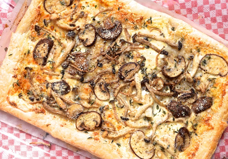 Plaattaart met bospaddenstoelen