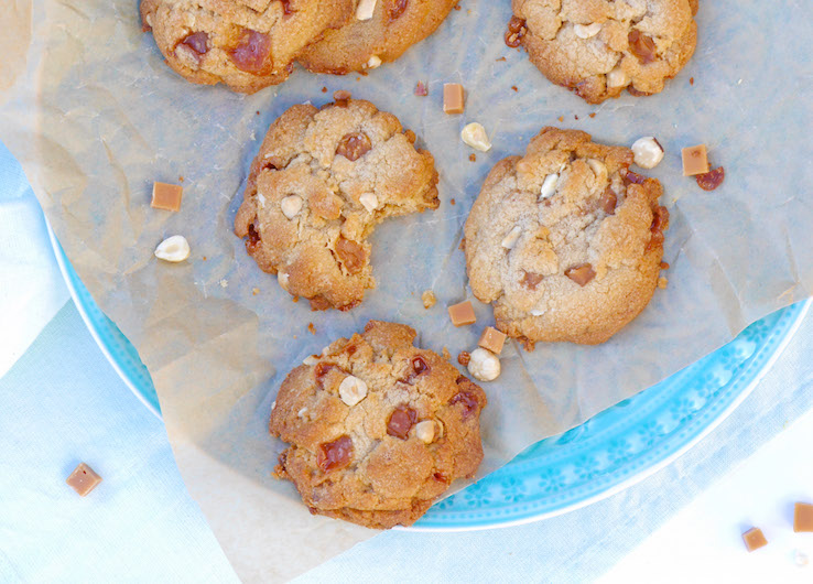 FUDGE KOEKJES MET WITTE CHOCOLADE EN HAZELNOTEN