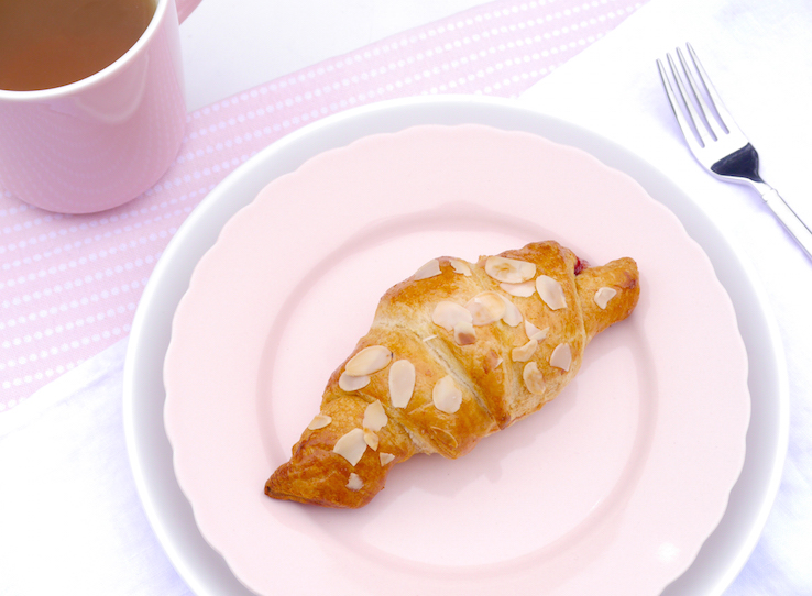 CROISSANTS GEVULD MET FRAMBOZEN JAM EN SPIJS