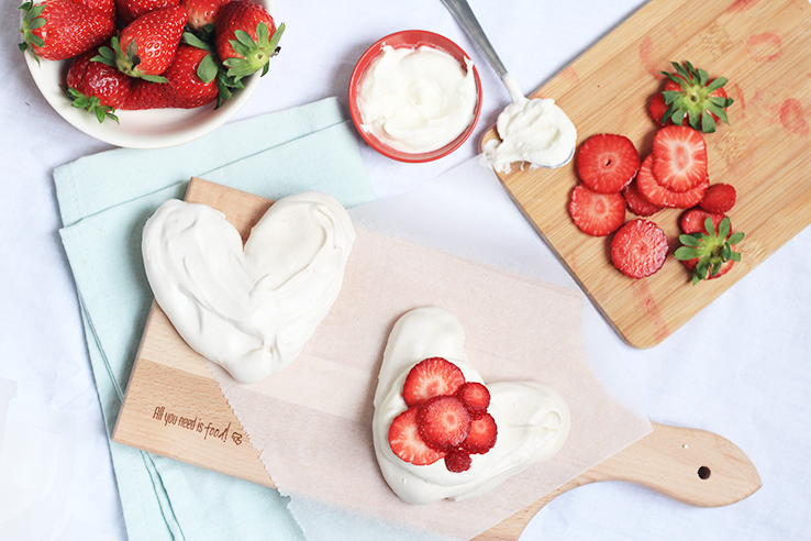 meringue hartjes met aardbeien