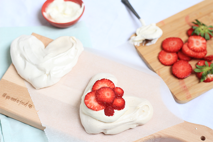 meringue hartjes met aardbeien