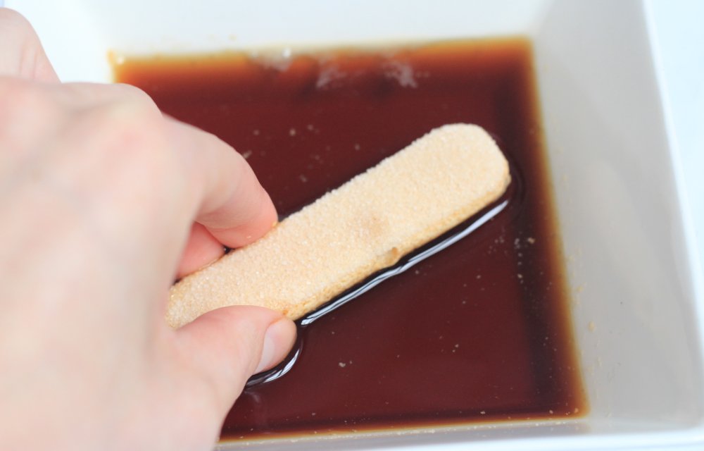 lange vingers in donker bier