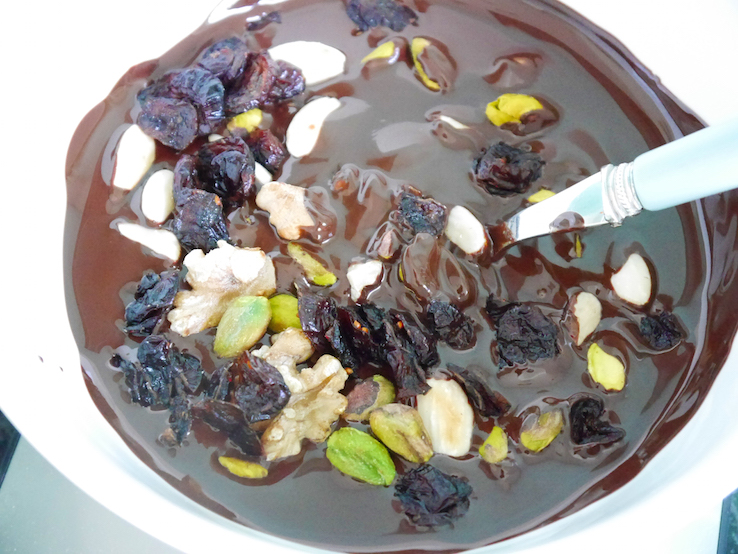 GESMOLTEN CHOCOLADE NOTEN ROZIJNEN - CHICKSLOVEFOOD.COM