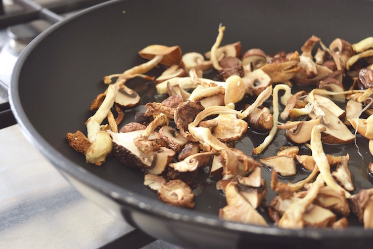 Paddenstoelen in de pan