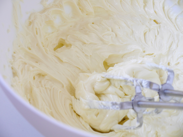 poedersuiker-roomkaas-luchtig-kloppen - CHICKSLOVEFOOD