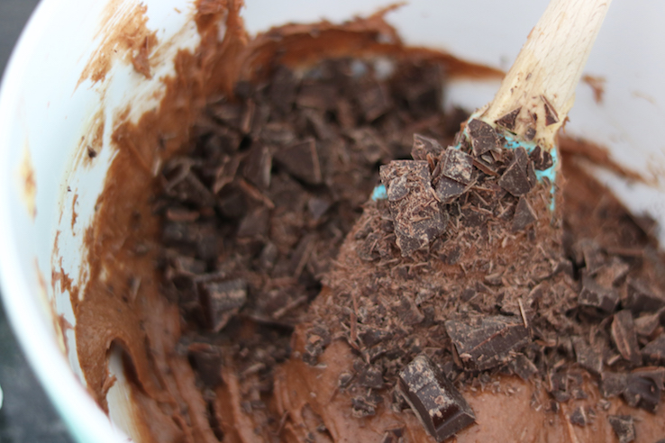 chocoladecake-beslag-stukje-chocolade - CHICKSLOVEFOOD