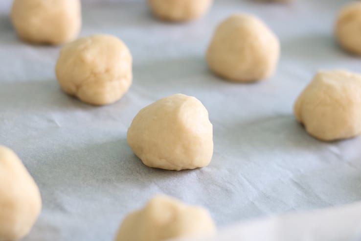 deegballetjes-worstenbroodjes - CHICKSLOVEFOOD