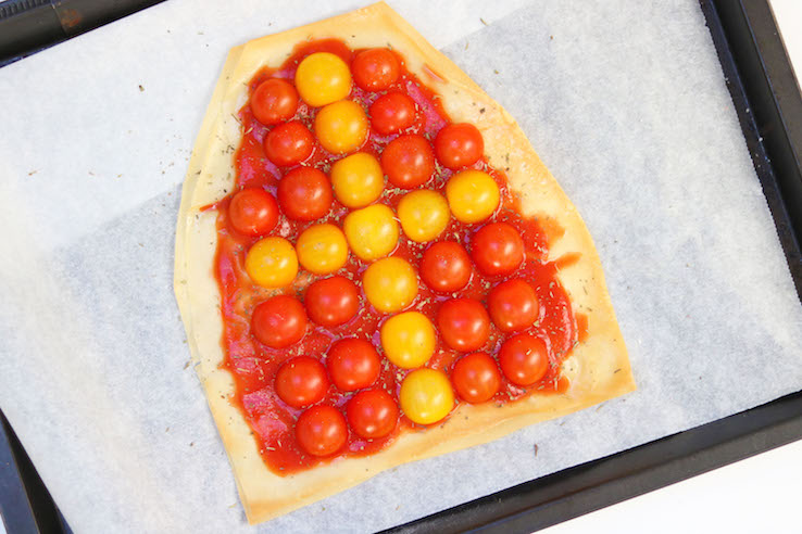 mijterpizza-filodeeg-met-tomaatjes - CHICKSLOVEFOOD
