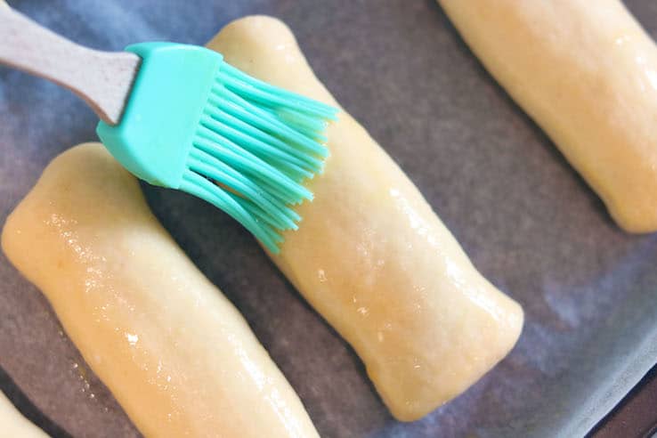 worstenbroodjes-ei-bestrijken - CHICKSLOVEFOOD