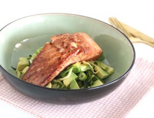 zalm-in-groen-bord-met-bestek - Chickslovefood