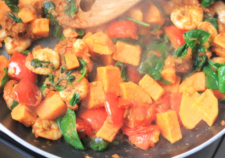 spinazie, garnalen, tomaat, zoete aardappel - Chickslovefood.com