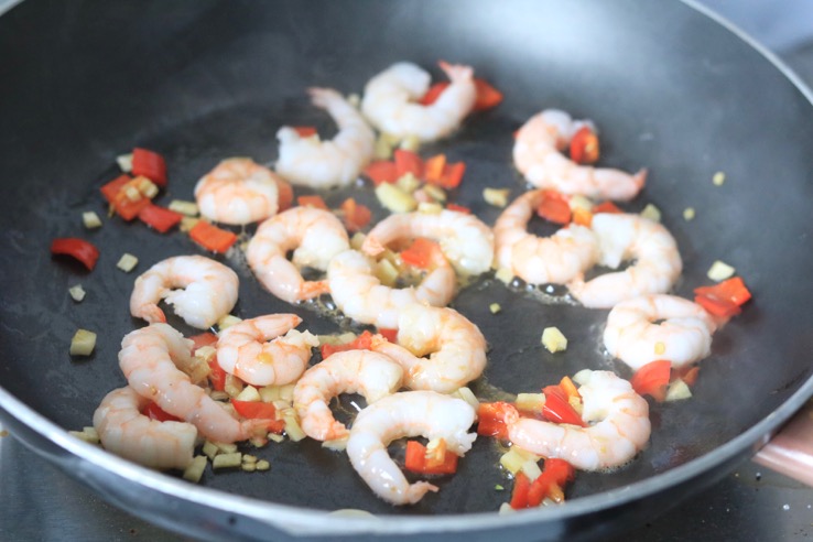 garnalen bakken met knoflook - Chickslovefood.com