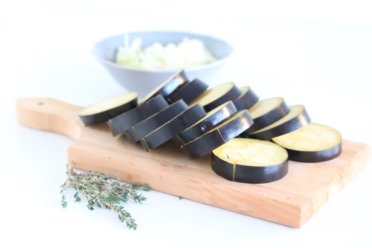gesneden aubergine ui en tijm - Chickslovefood.com