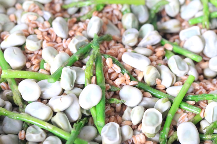 groene asperges met tuinbonen en spelt - Chickslovefood.com