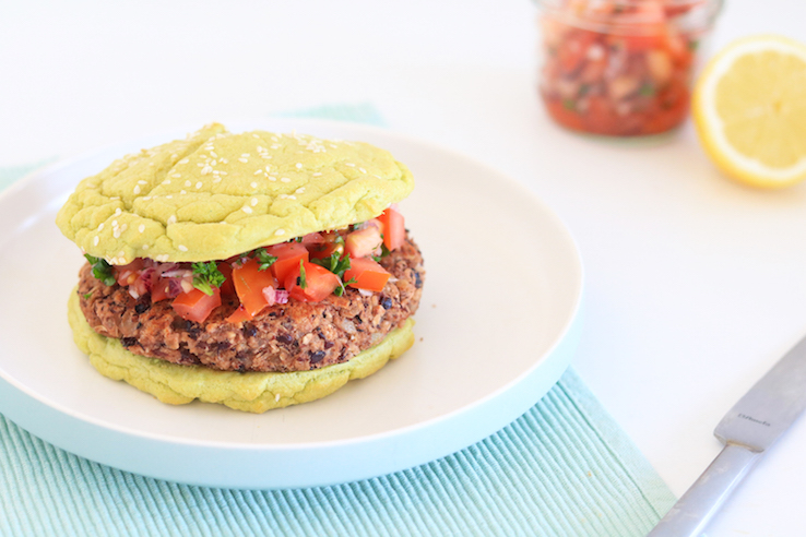 BONENBURGERS MET AVOCADOBROODJE EN TOMATENSALSA - CHICKSLOVEFOOD