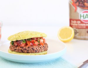 RECEPT BONENBURGER MET AVOCADOBROODJE EN TOMATENSALSA - CHICKSLOVEFOOD
