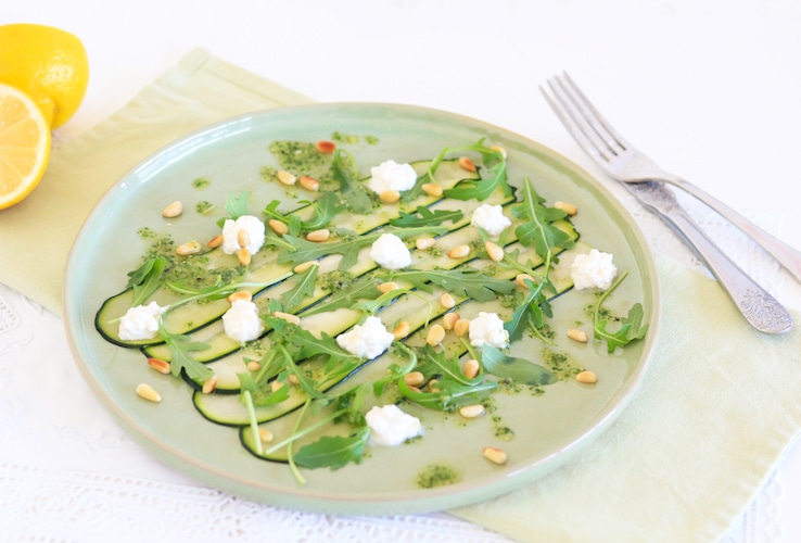 COURGETTE CARPACCIO RECEPT MET RUCOLAPESTO - CHICKSLOVEFOOD.COM