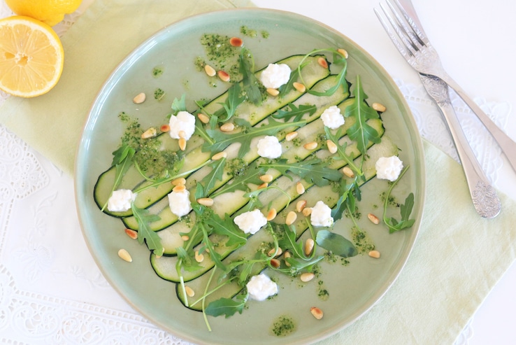 RECEPT COURGETTE CARPACCIO MET RUCOLAPESTO - CHICKSLOVEFOOD.COM