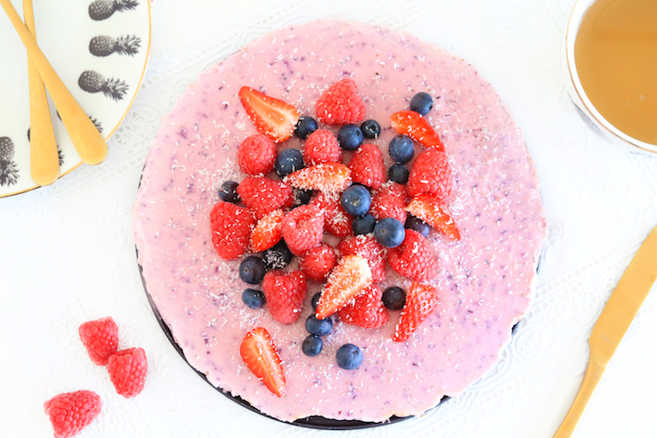 GEZONDE KWARKTAART MET AARDBEIEN EN KOKOS - CHICKSLOVEFOOD