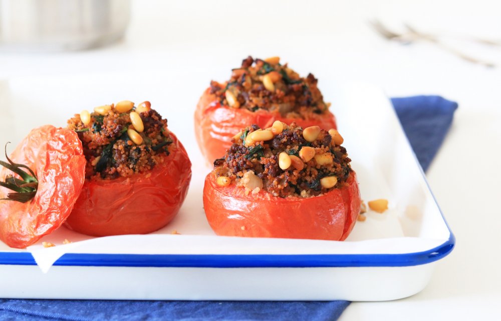 GEVULDE TOMAAT MET GEHAKT COUSCOUS SPINAZIE PIJNBOOMPITTEN - CHICKSLOVEFOOD