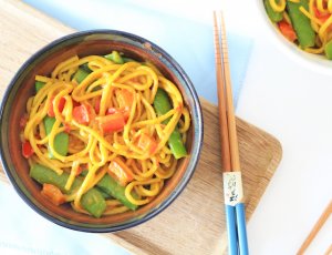 One pot noedels met paprika en sugar snaps