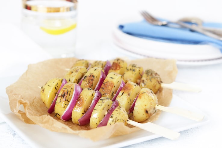 VEGETARISCHE BARBECUE SPIESJES MET AARDAPPEL TIJM EN RODE UI - CHICKSLOVEFOOD