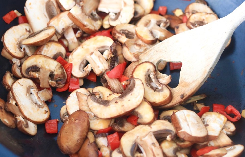 CHAMPIGNONS-PAPRIKA-BAKKEN-CHICKSLOVEFOOD