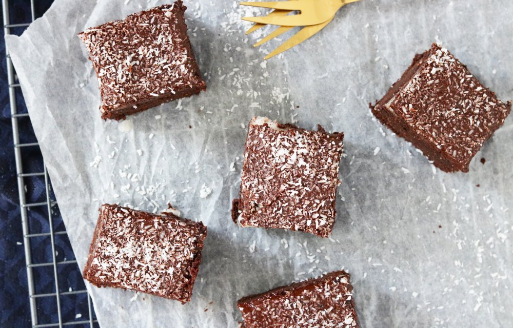 GEZONDE KOKOSBROWNIES MET CHOCOLADELAAG - CHICKSLOVEFOOD