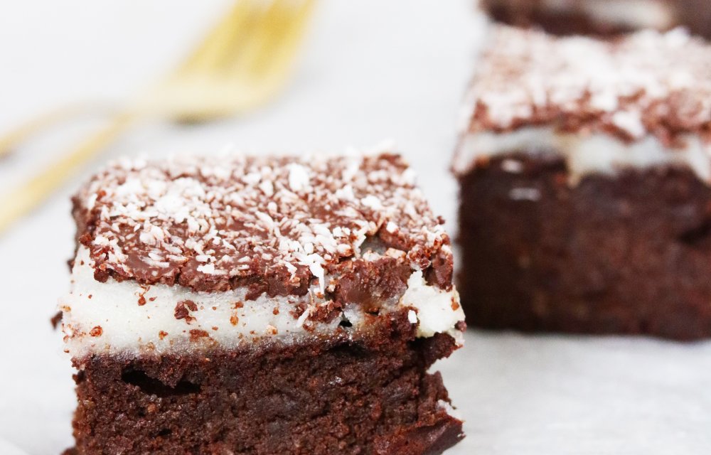 KOKOSBROWNIE MET AMANDELMEEL EN DADELS - CHICKSLOVEFOOD