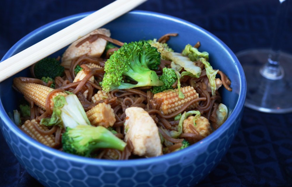 SOBANOEDELS MET KIP BROCCOLI CHINESE KOOL EN BABY MAIS - CHICKSLOVEFOOD