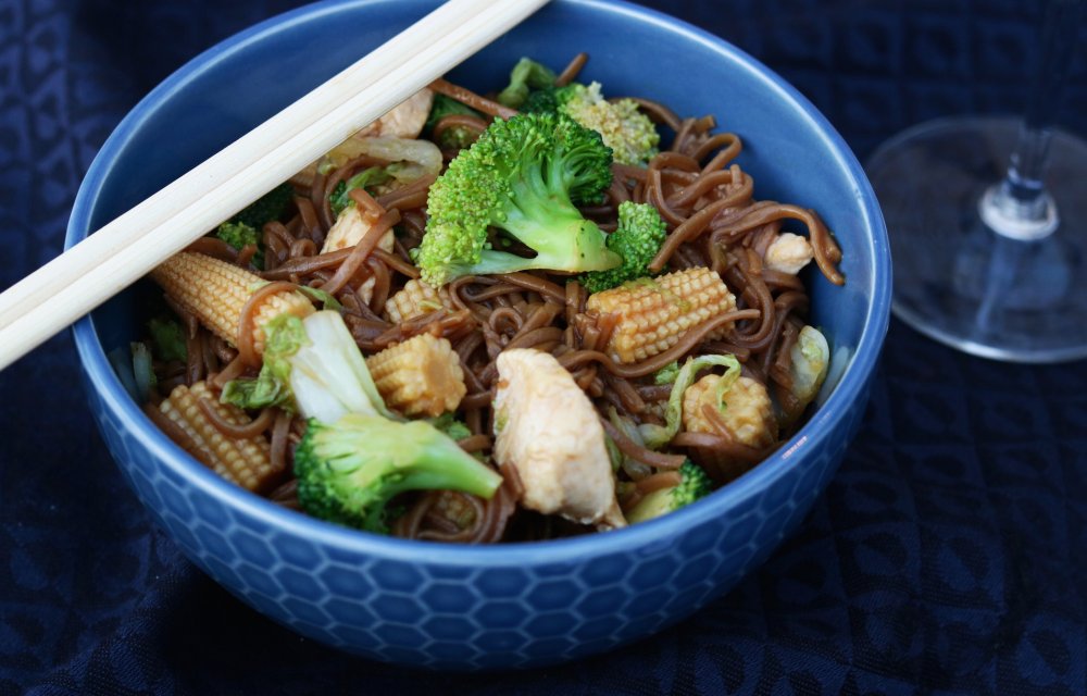 SOBANOEDELS MET KIP BROCCOLI CHINESE KOOL EN BABY MAIS - CHICKSLOVEFOOD