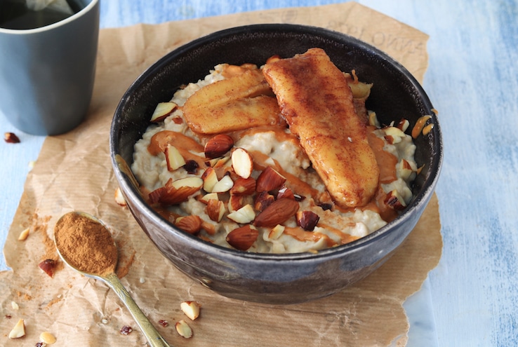 Hoofdfoto HAVERMOUT MET GEKARAMELISEERDE BANAAN EN PINDAKAAS - CHICKSLOVEFOOD