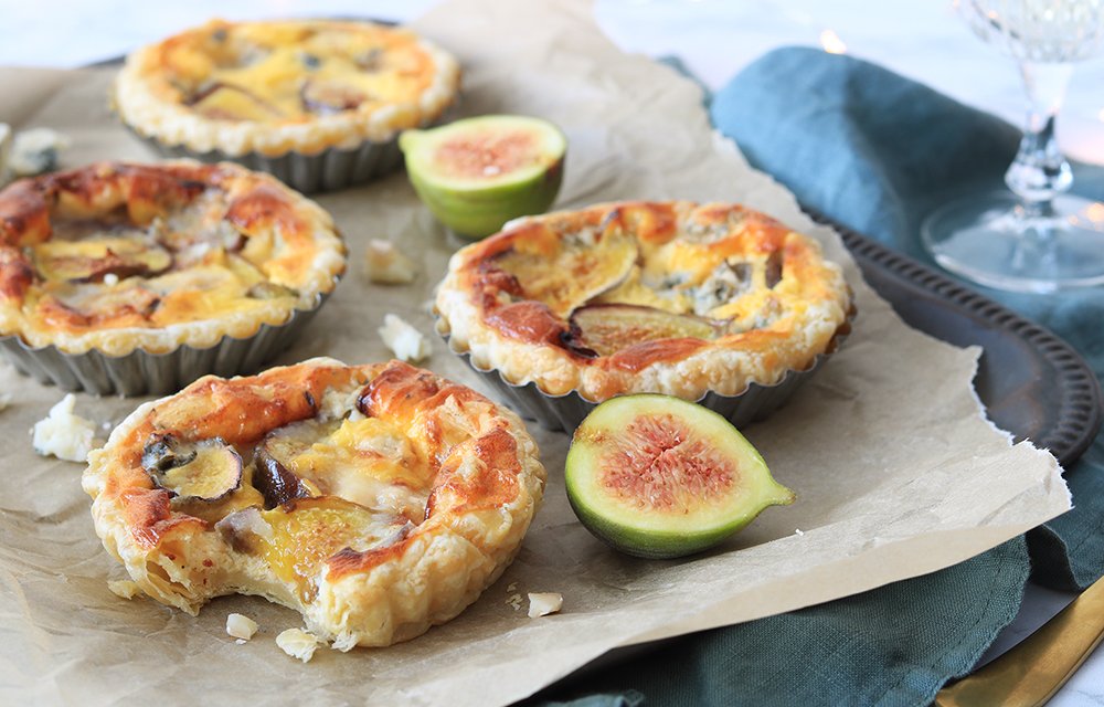 hartige taartjes met blauwe kaas en vijgen