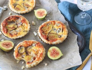 hartige vijgentaartjes met blauwe kaas en vijgen