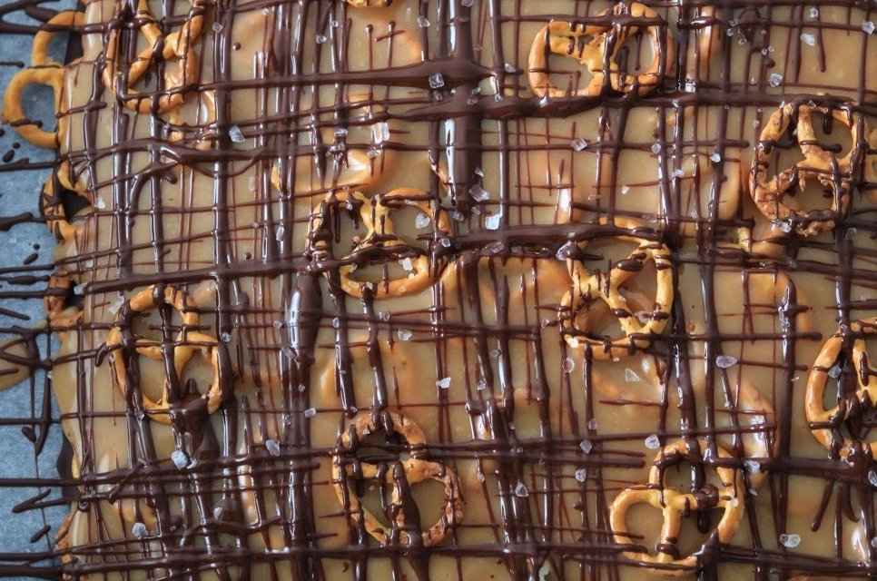 Drizzle en zout over pretzel bars CHICKSLOVEFOOD
