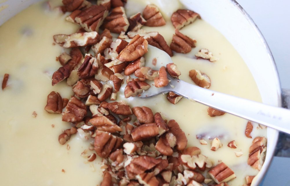 Pecannoten en gecondenseerde melk in gesmolten chocolade CHICKSLOVEFOOD