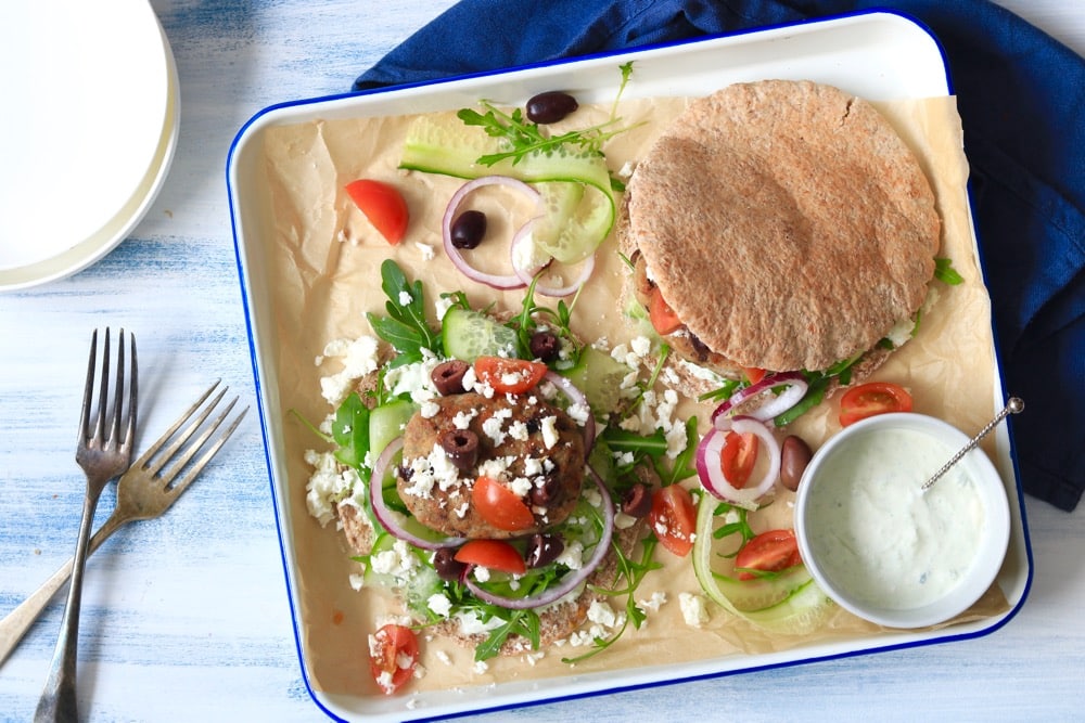 griekse-kipburgers-speltpita1-chickslovefood