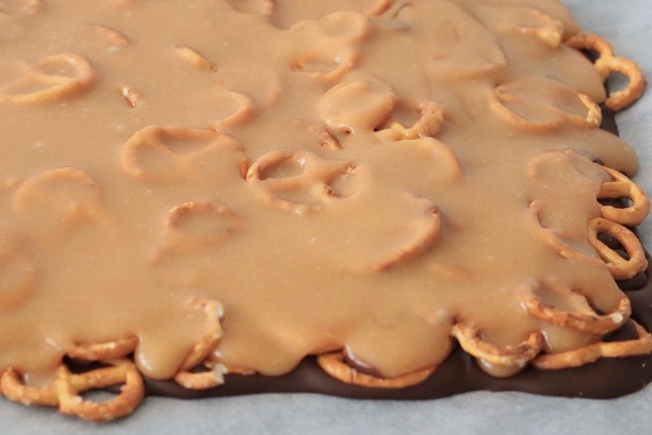 karamel over pretzels CHICKSLOVEFOOD