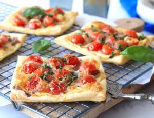 Hartige taartjes met tomaat, mozzarella en prosciutto