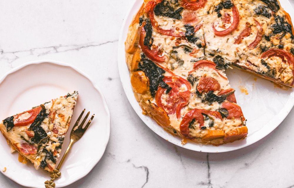 zoete aardappelquiche met spinazie en tomaat