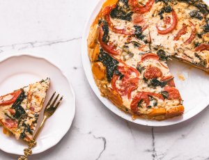 zoete aardappelquiche met spinazie en tomaat