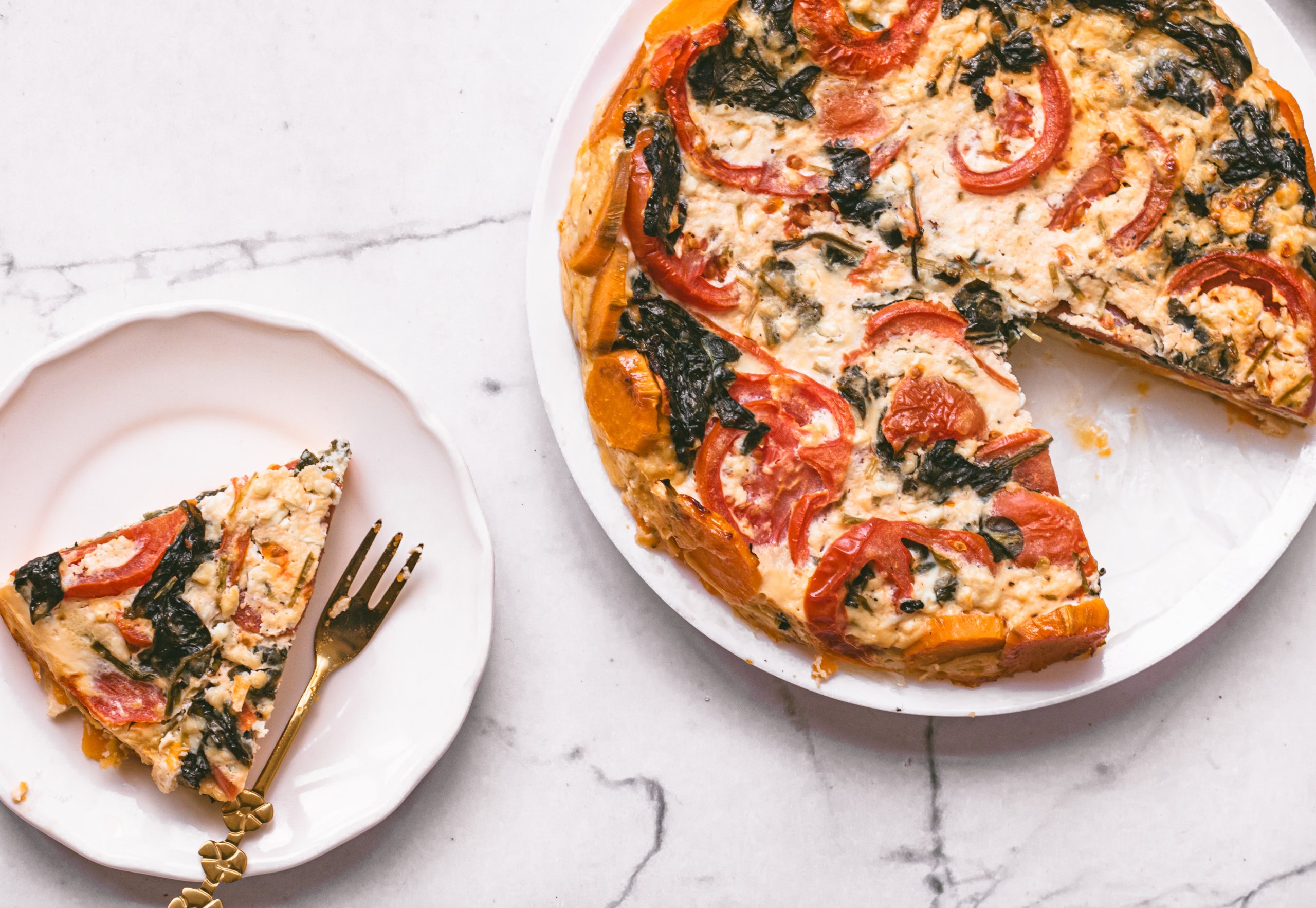 zoete aardappelquiche met spinazie en tomaat