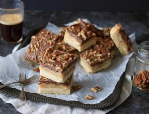 https://staging.chickslovefood.com/app/uploads/2018/03/banoffee-millionaire-shortbread-eindfoto-chickslovefood.jpg